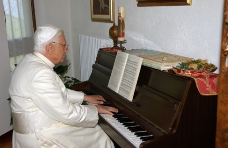 彈鋼琴是教宗本篤的興趣(CNS photo/L'Osservatore Romano via Reuters)