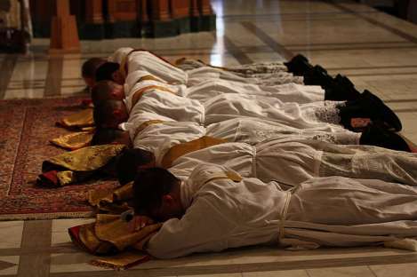 聖秩聖事領受人於誦唱諸聖禱文時俯伏在地