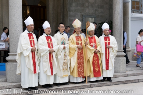 新司鐸跟主教們合照